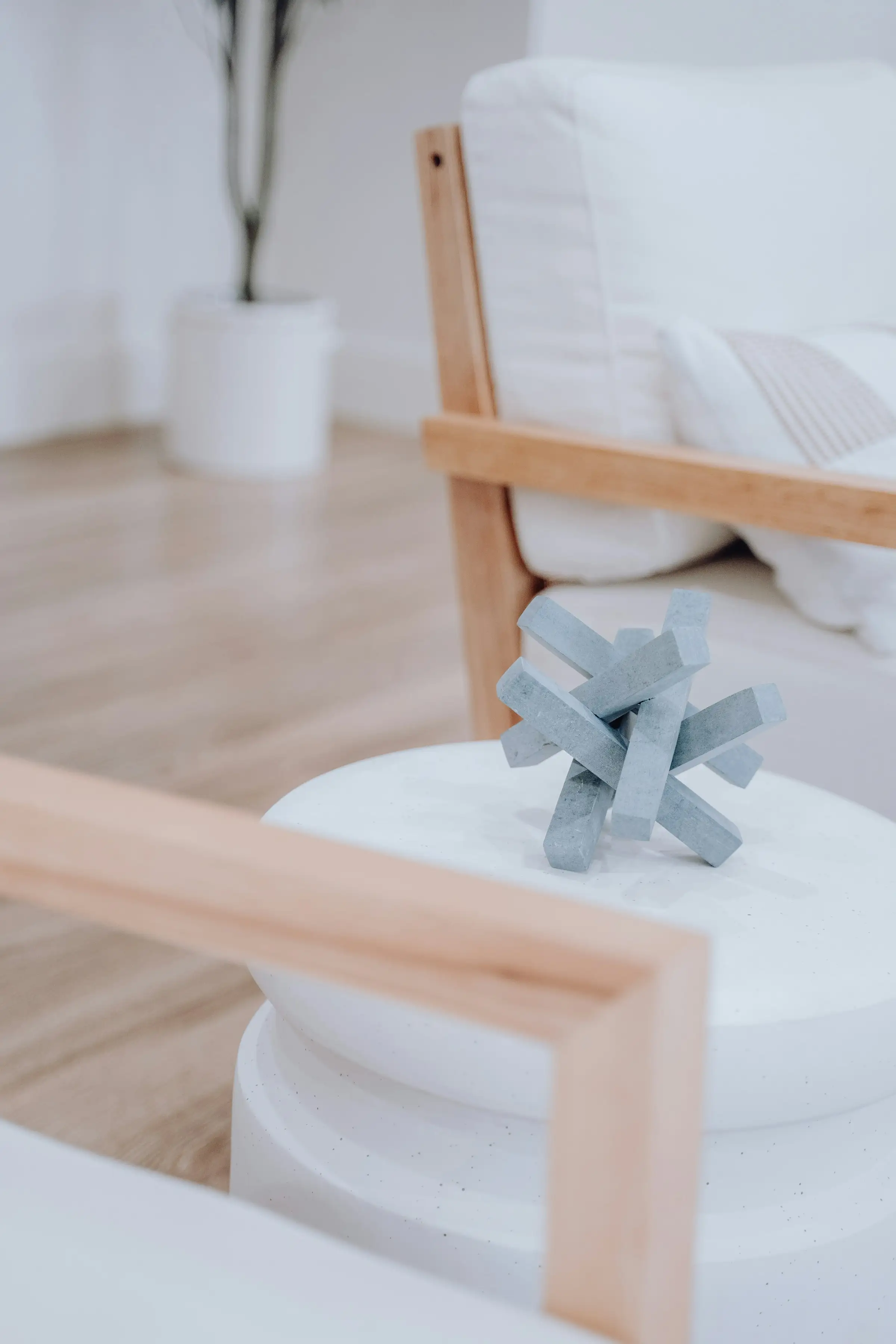 Cama con ropa de lino blanco y marco de madera