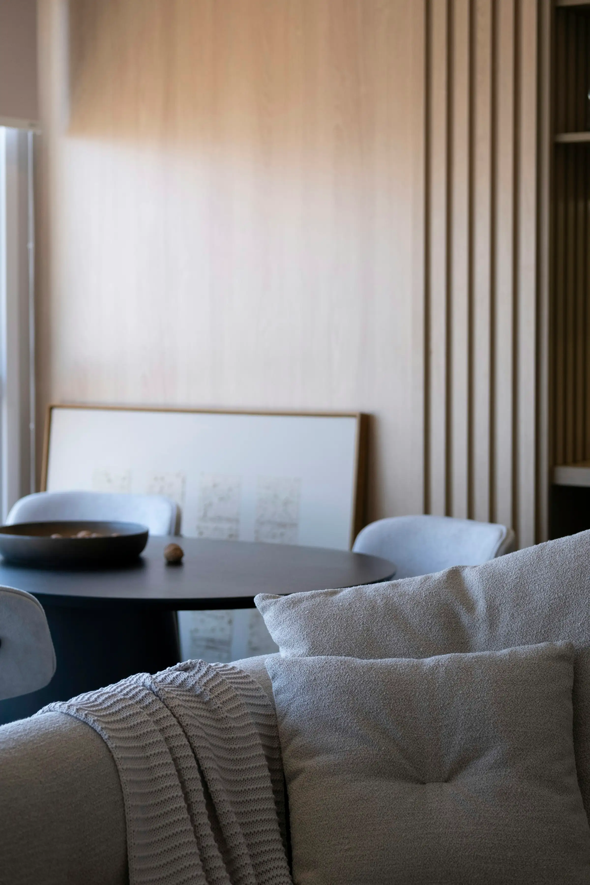 Salón minimalista en tonos neutros