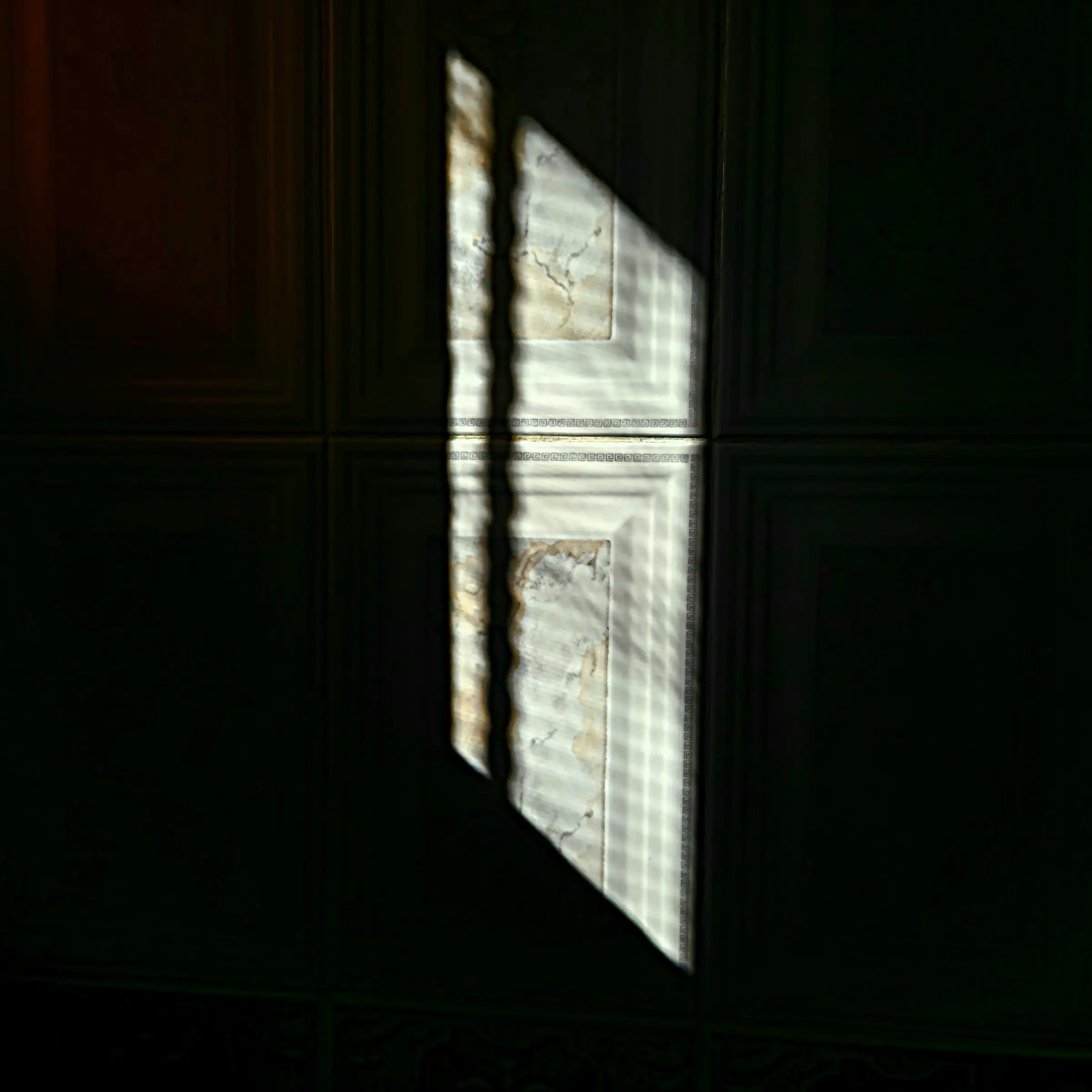 Luz del sol filtrada por persianas sobre una pared