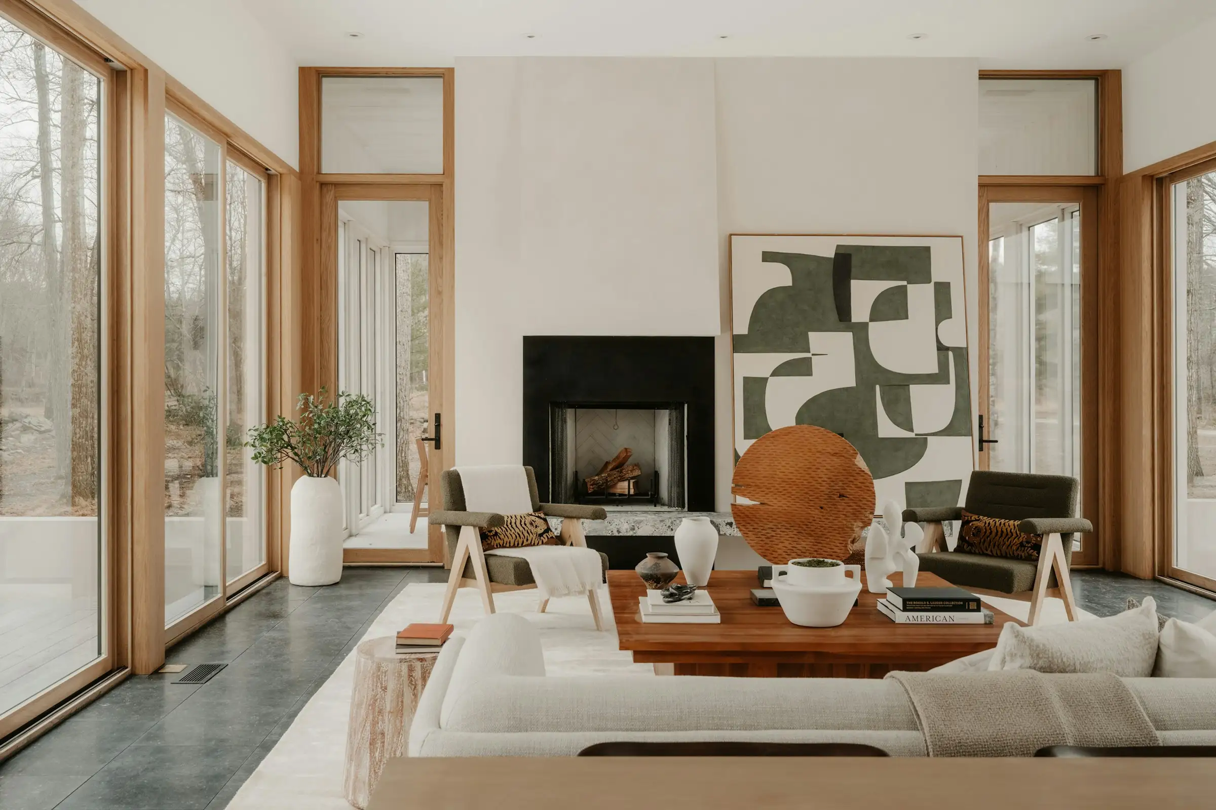 Salón luminoso con chimenea y grandes ventanales